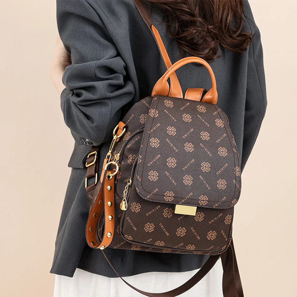Mochila feminina Monlisse marrom de Couro Legítimo com alças ajustáveis e bolsos internos