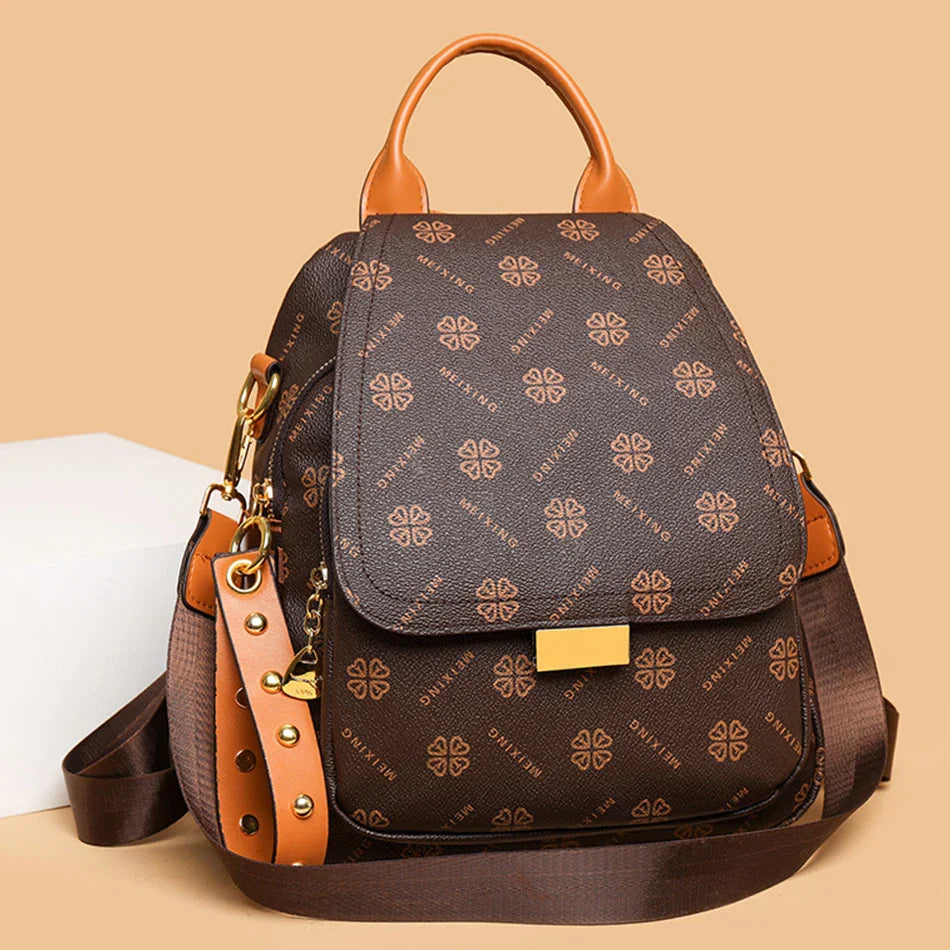 Mochila feminina Monlisse marrom de Couro Legítimo com alças ajustáveis e bolsos