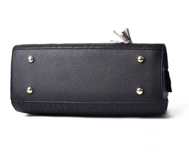 Bolsa feminina preta estruturada com design italiano, couro texturizado, alça de mão e ombro – ideal para looks sofisticados