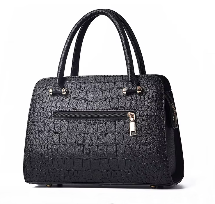 Bolsa feminina preta estruturada com design italiano, couro texturizado, alça de mão e ombro – ideal para looks sofisticados