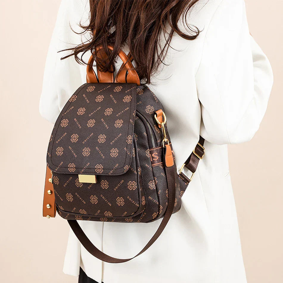 Mochila de couro legítimo marrom Monlisse com divisórias internas e estilo casual chic
