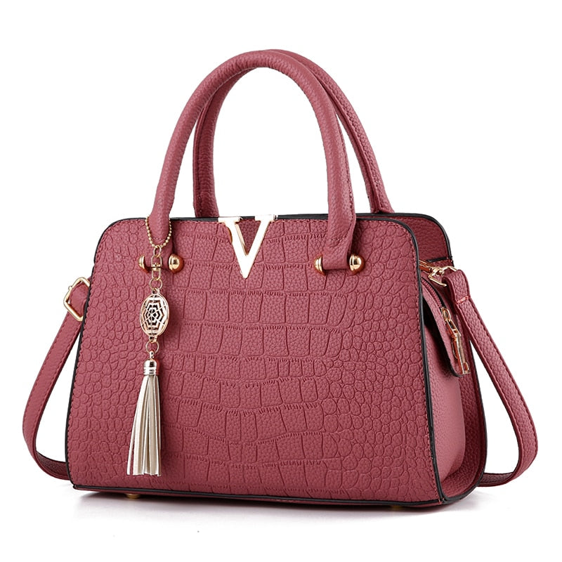 Bolsa feminina preta estruturada com design italiano, couro texturizado, alça de mão e ombro – ideal para looks sofisticados