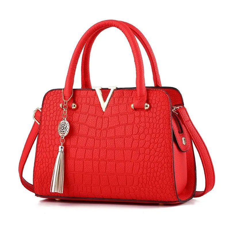 Bolsa feminina preta estruturada com design italiano, couro texturizado, alça de mão e ombro – ideal para looks sofisticados