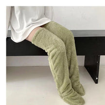 Meia feminina verde Belleganzy de pelúcia com altura até o joelho e toque macio