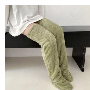 Meia feminina verde Belleganzy de pelúcia com altura até o joelho e toque macio