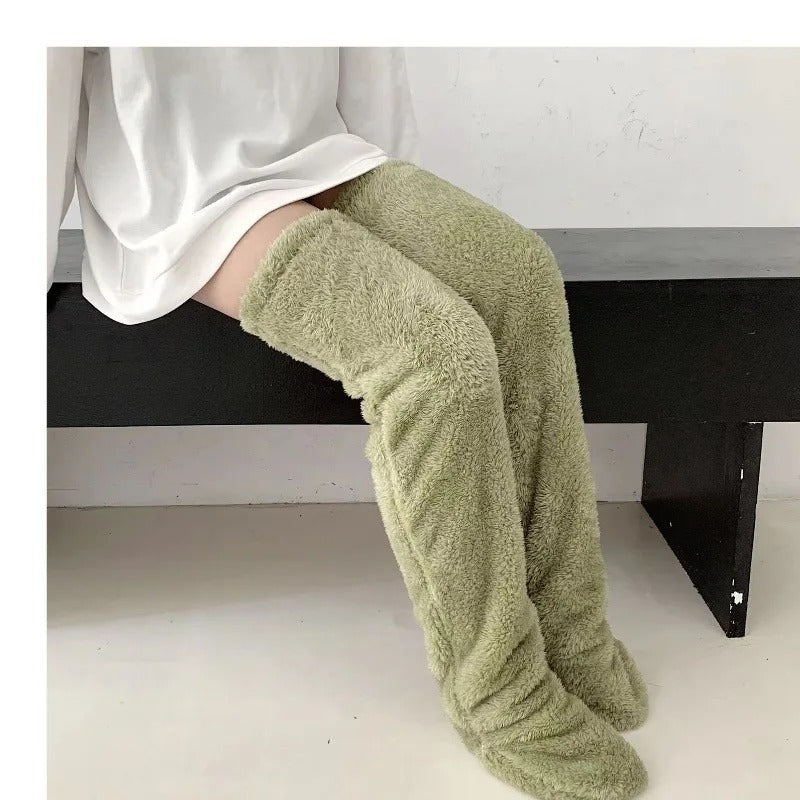 Meia feminina verde Belleganzy de pelúcia com altura até o joelho e toque macio