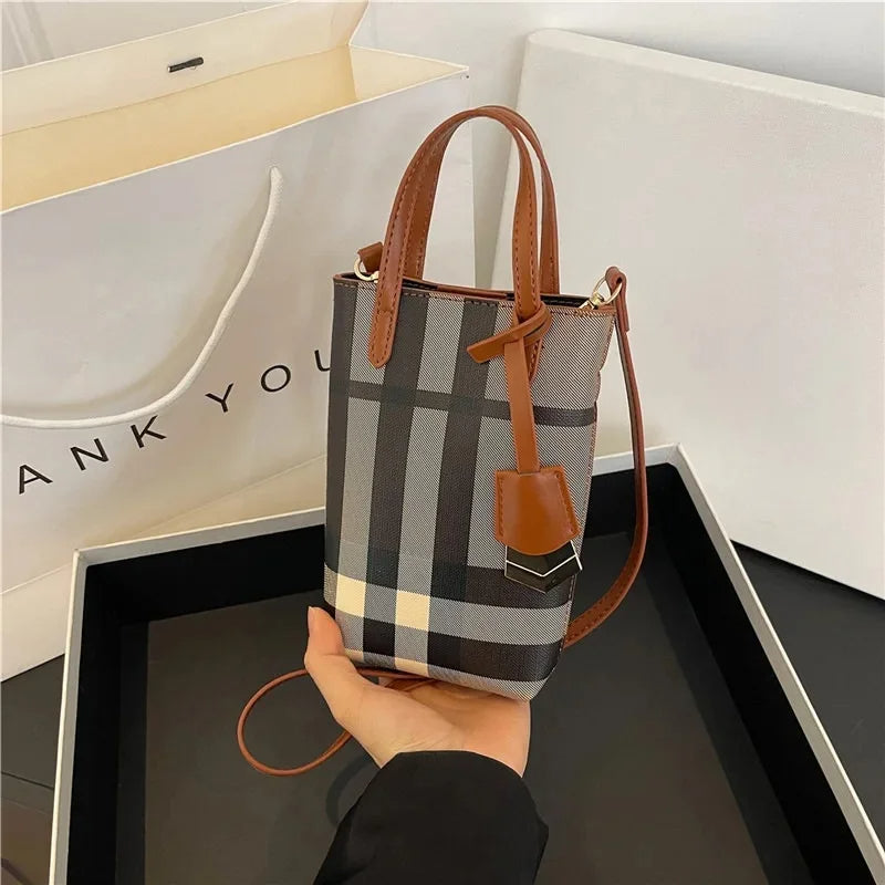 Bolsa Crossbody Feminina Étoile Envy – Design Estruturado Xadrez com Toque Europeu Clássico