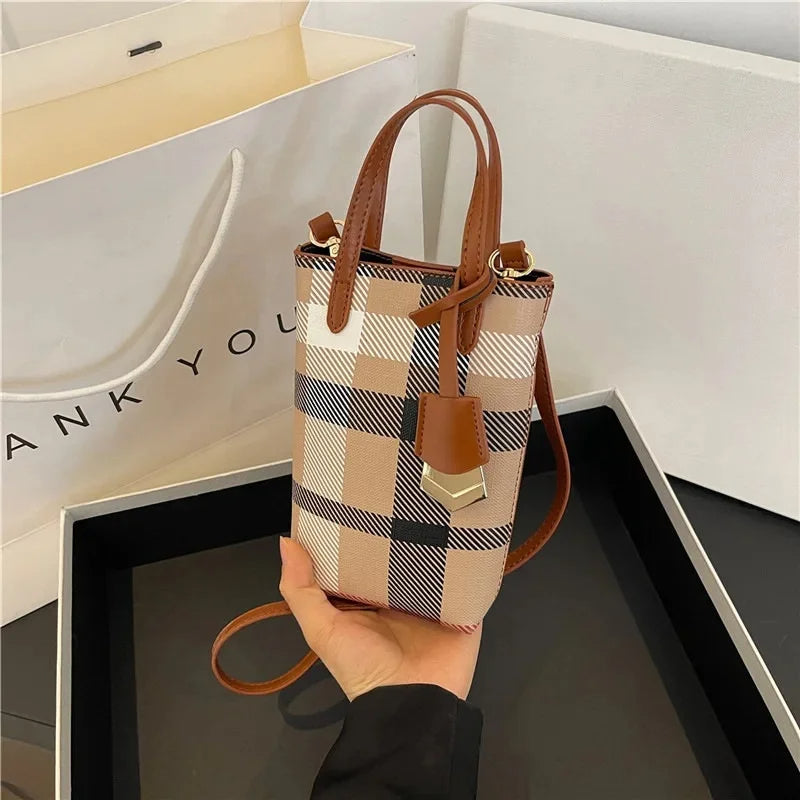 Bolsa Crossbody Feminina Étoile Envy – Design Estruturado Xadrez com Toque Europeu Clássico