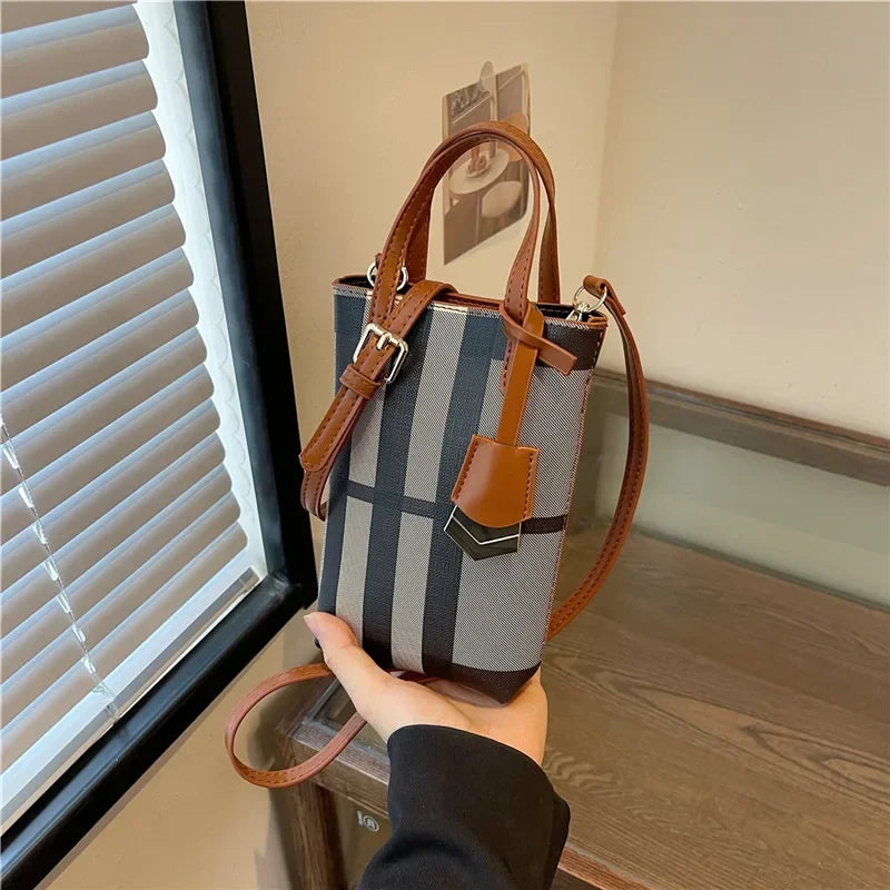 Bolsa Crossbody Feminina Étoile Envy – Design Estruturado Xadrez com Toque Europeu Clássico