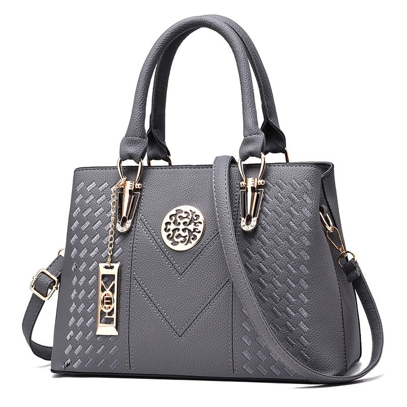 Bolsa de Couro Genuíno Dália Lux na cor cinza com estilo oriental sofisticado e acabamento premium
