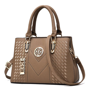 Bolsa feminina Dália Lux marrom com design árabe refinado e alça de mão em Couro Genuíno

