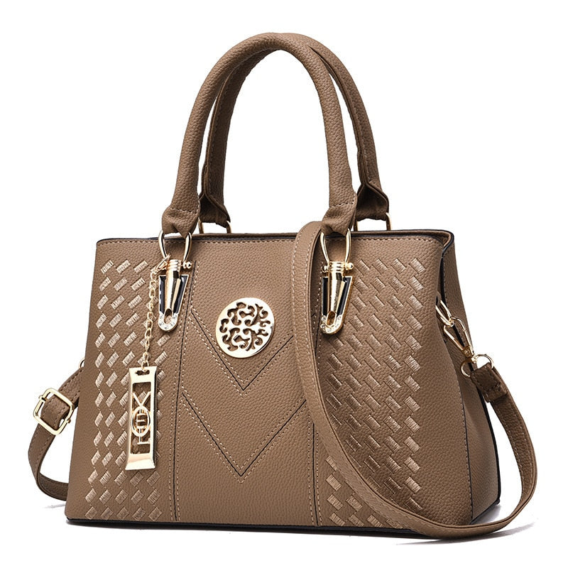 Bolsa feminina Dália Lux marrom com design árabe refinado e alça de mão em Couro Genuíno


