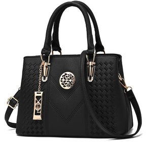 Bolsa feminina Dália Lux preta em Couro Genuíno com design árabe exclusivo e alça superior
