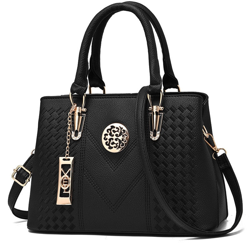 Bolsa feminina Dália Lux preta em Couro Genuíno com design árabe exclusivo e alça superior
