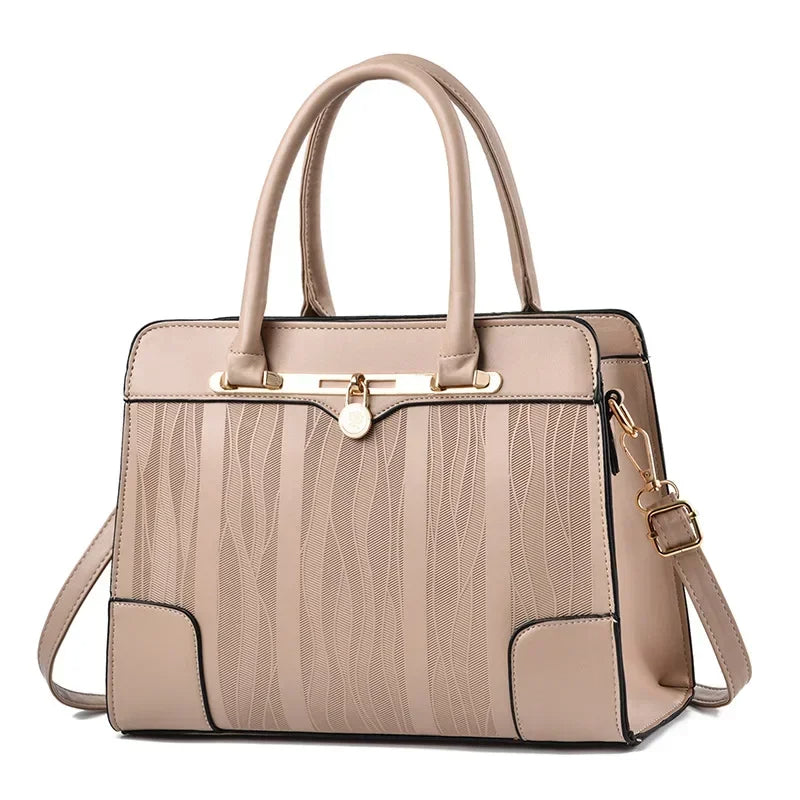 Bolsa feminina marrom claro com alça confortável e acabamento elegante
