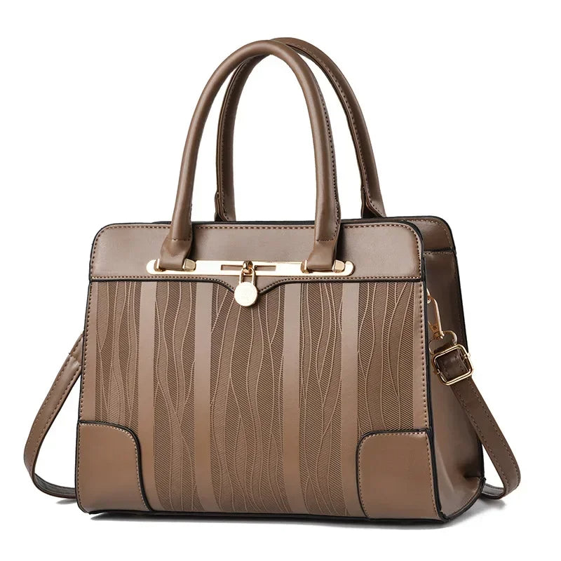 Bolsa feminina marrom escuro com alça confortável e acabamento couro
