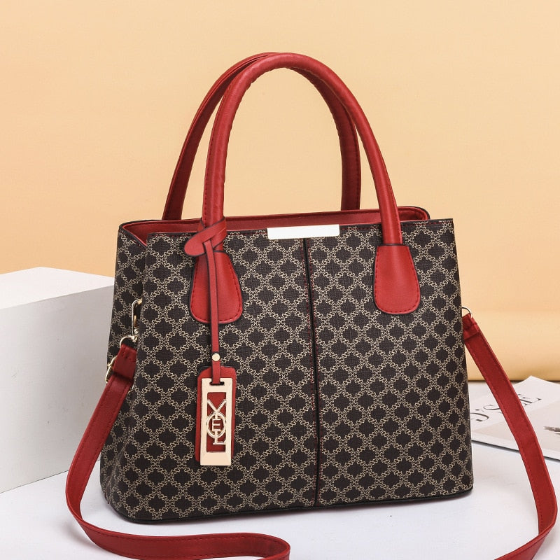 Bolsa feminina bordô elegante com alça fixa e textura refinada
