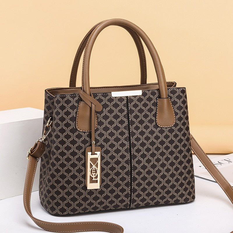 Close da bolsa Monarca marrom com acabamento premium e zíper
