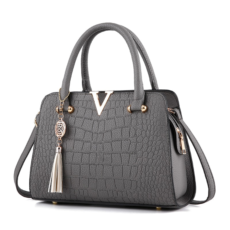 Bolsa feminina preta estruturada com design italiano, couro texturizado, alça de mão e ombro – ideal para looks sofisticados