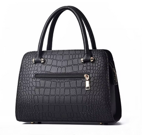 Bolsa feminina preta estruturada com design italiano, couro texturizado, alça de mão e ombro – ideal para looks sofisticados

