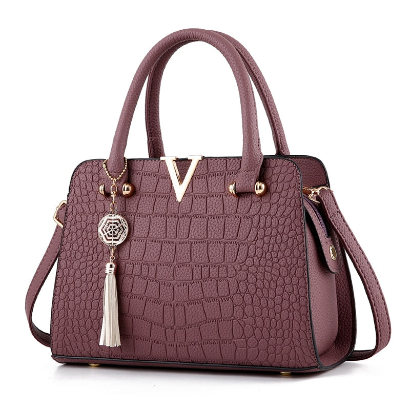 Bolsa feminina preta estruturada com design italiano, couro texturizado, alça de mão e ombro – ideal para looks sofisticados