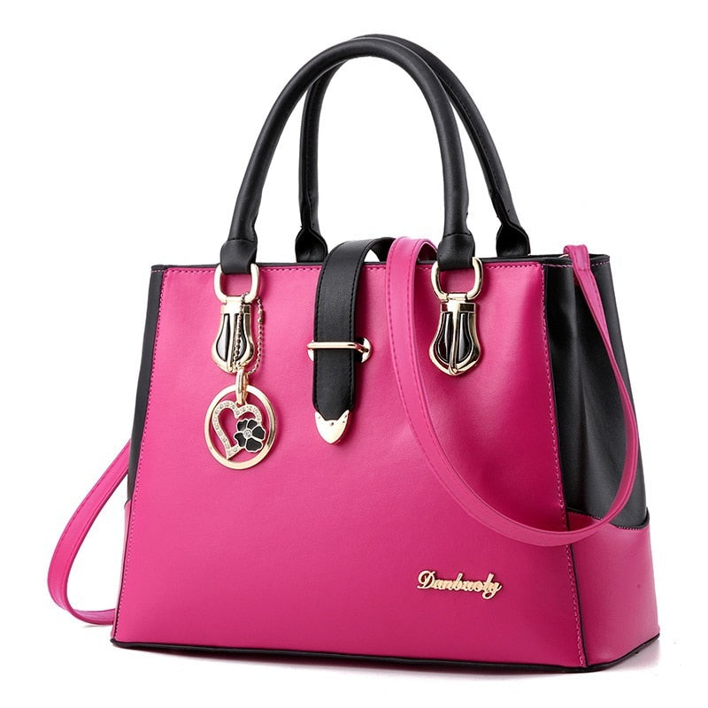 Bolsa feminina rosa com material macio e estrutura elegante

