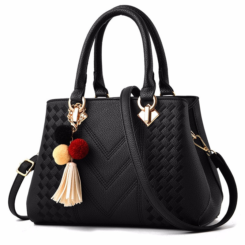 Bolsa feminina La Vellure preta em Couro Legítimo com zíper e alça ajustável
