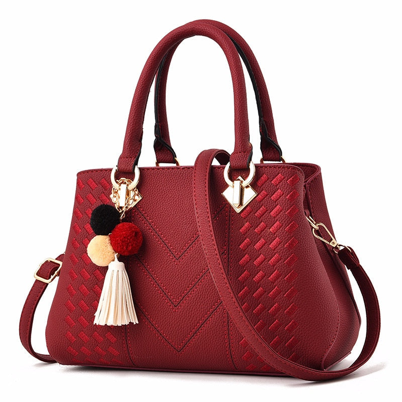 Bolsa La Vellure vermelha com zíper e compartimentos internos, em estilo fashion elegante
