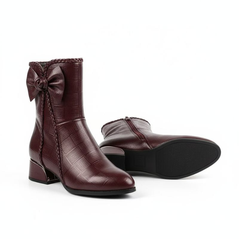 alt="Bota feminina cano médio marrom com laço lateral e salto baixo confortável"
