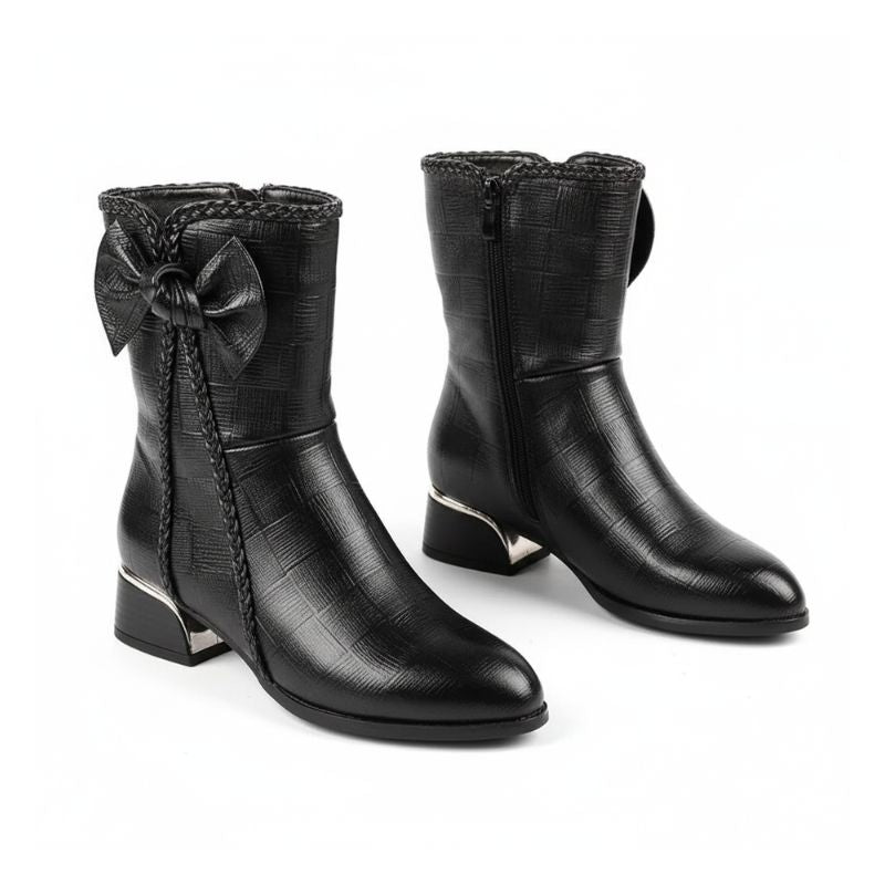 alt="Bota feminina cano médio preta com laço lateral e salto baixo elegante"