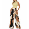 Calça pantalona feminina estampada marrom e preto com blusa amarela casual chic
