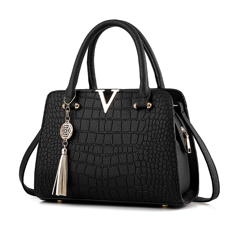https://usesaybeleze.com/images/bolsa-design-italiano-la-amabile-preta-couro-alca-ajustavel