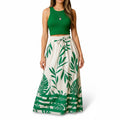 alt="Saia feminina longa estampada com folhagem verde tropical para look de verão elegante"