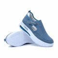 alt="Tênis feminino slip on azul confortável casual com solado branco antiderrapante"