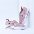 alt="Tênis feminino slip on rosa confortável com recortes laterais e solado branco antiderrapante"