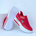 alt="Tênis feminino slip on vermelho confortável casual com solado branco antiderrapante"
